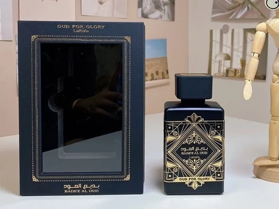 Flacone di profumo scuro accanto alla scatola